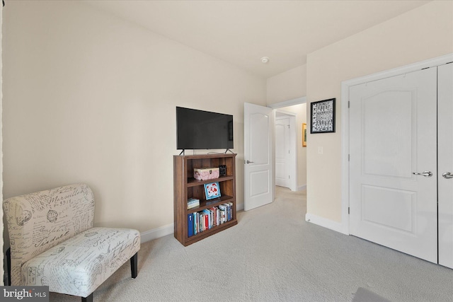 living area with carpet and baseboards