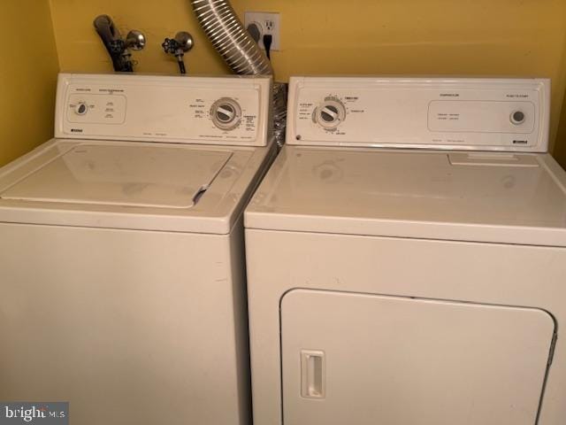 washroom featuring laundry area and independent washer and dryer