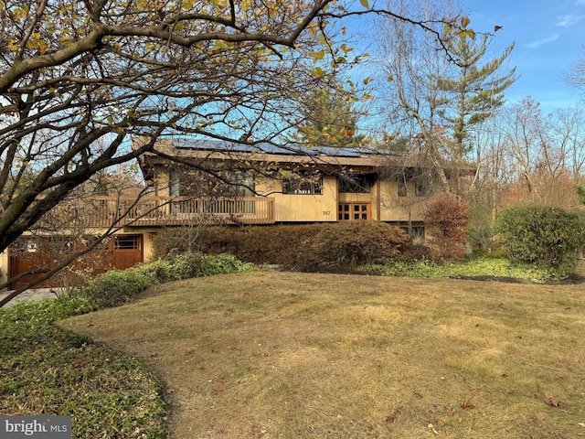 view of front facade with a front yard