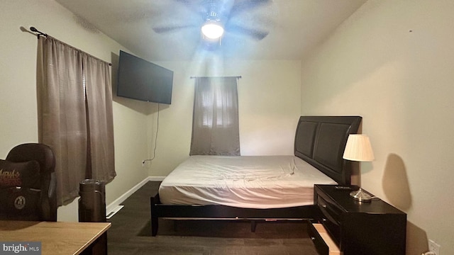 bedroom featuring ceiling fan and baseboards