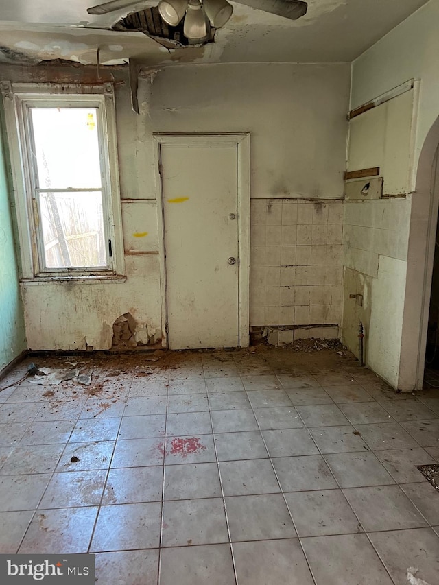 unfurnished room with light tile patterned floors