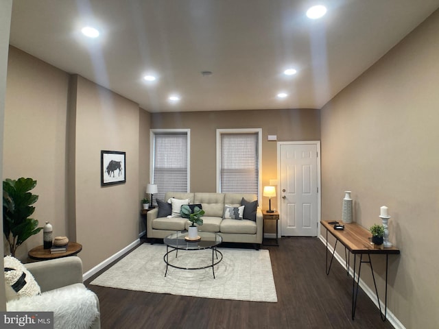 living area with dark wood-style floors, recessed lighting, and baseboards