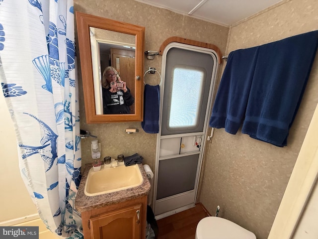 full bath with toilet, curtained shower, and vanity