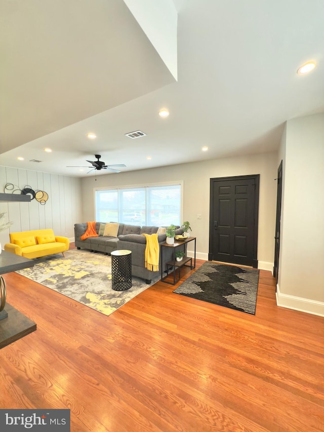 living room with wood finished floors, visible vents, baseboards, recessed lighting, and ceiling fan