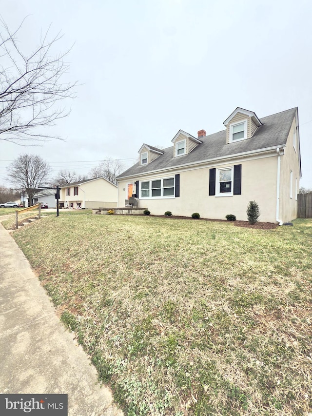 view of front of property featuring a front yard and fence