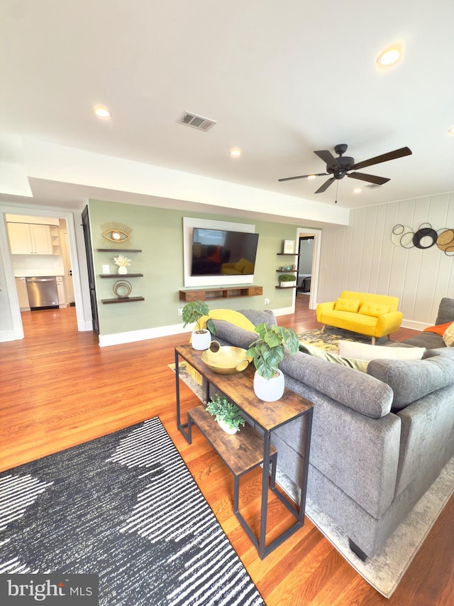 living area featuring visible vents, wood finished floors, recessed lighting, baseboards, and ceiling fan