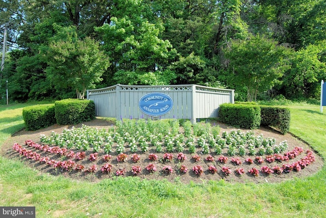 community / neighborhood sign featuring a yard