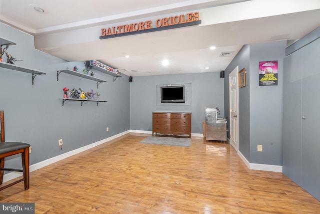 living room featuring baseboards, recessed lighting, visible vents, and light wood-style floors