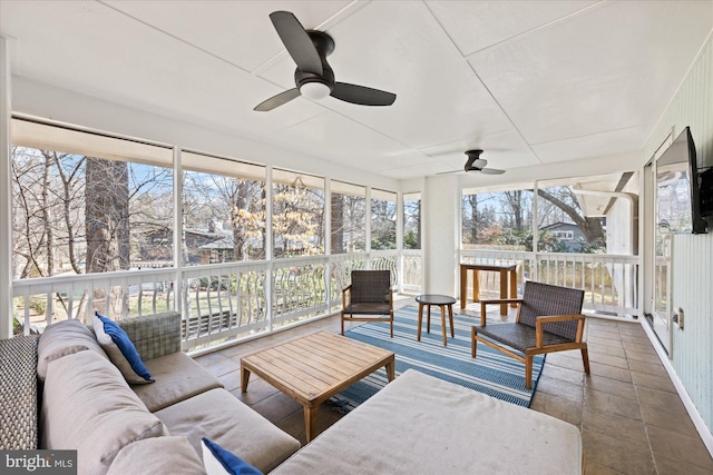 sunroom with ceiling fan