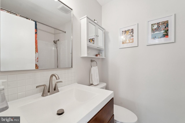 bathroom featuring tasteful backsplash, visible vents, toilet, vanity, and a shower with curtain