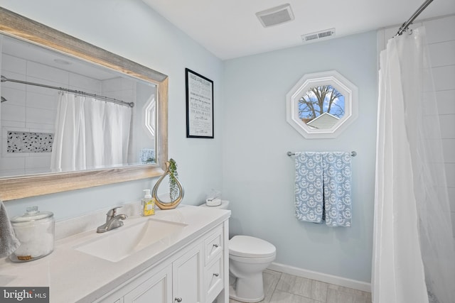 full bathroom with curtained shower, toilet, vanity, visible vents, and baseboards