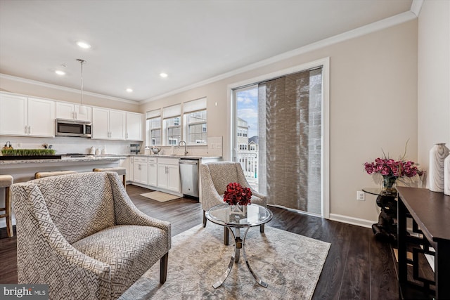 living area with ornamental molding, dark wood-style flooring, recessed lighting, and baseboards