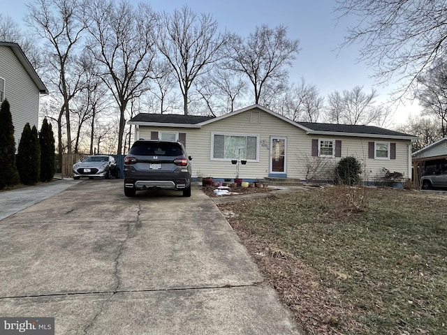 ranch-style home with driveway