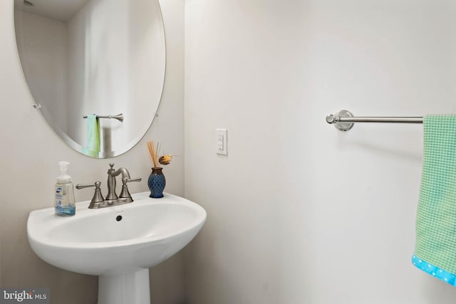 bathroom featuring a sink