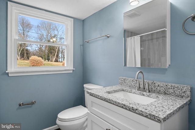 full bath featuring a shower with curtain, visible vents, vanity, and toilet