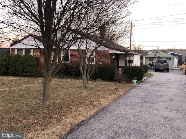 view of front facade featuring brick siding and a front lawn