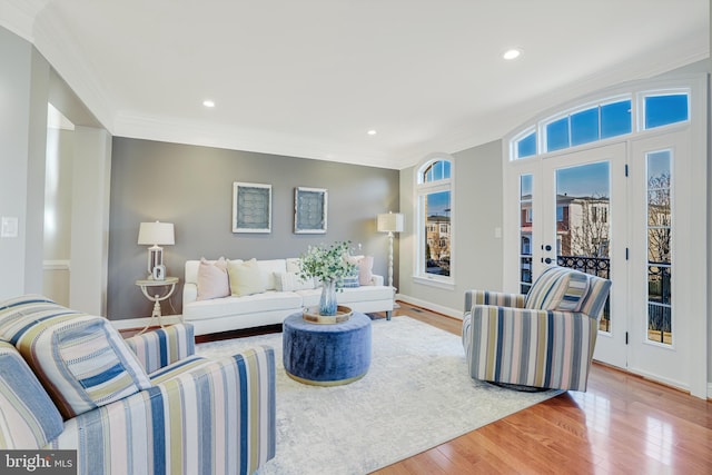 living room with recessed lighting, crown molding, baseboards, and wood finished floors