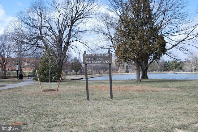 view of yard featuring a water view