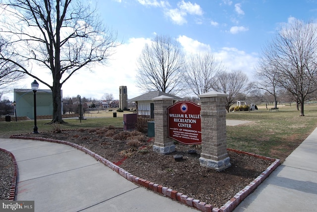 community / neighborhood sign featuring a yard