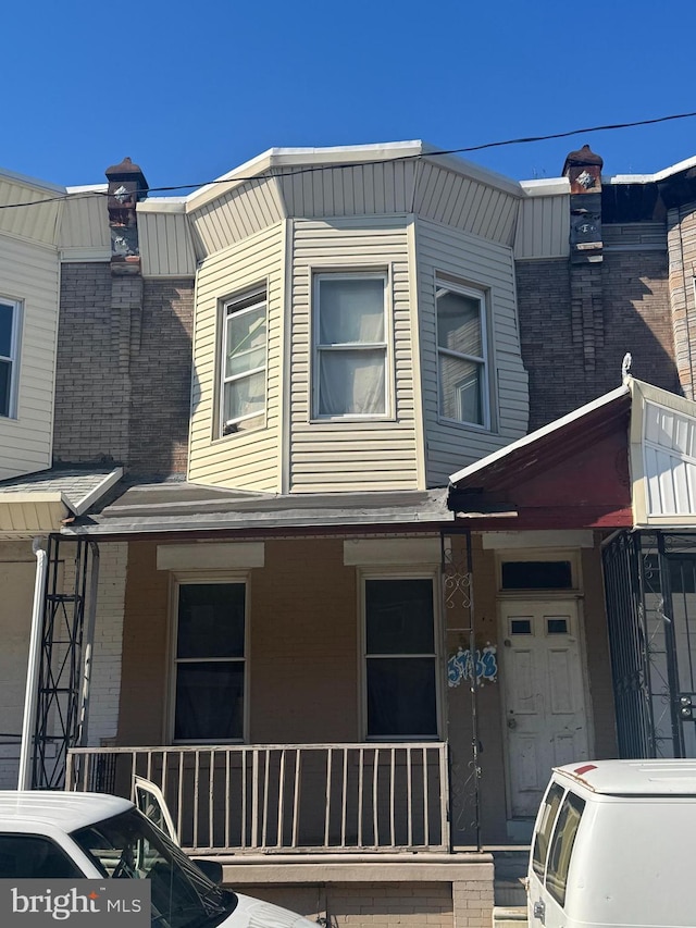 view of front of property featuring covered porch