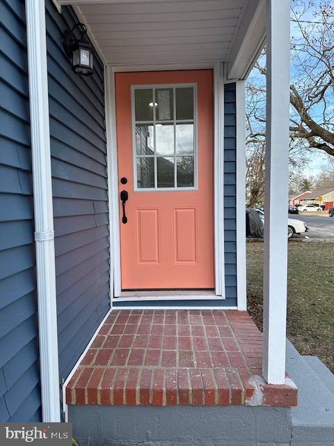 entrance to property featuring a porch