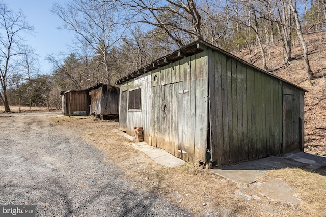 view of outdoor structure featuring an outbuilding