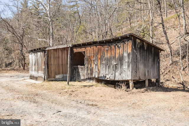 view of outdoor structure featuring an outbuilding