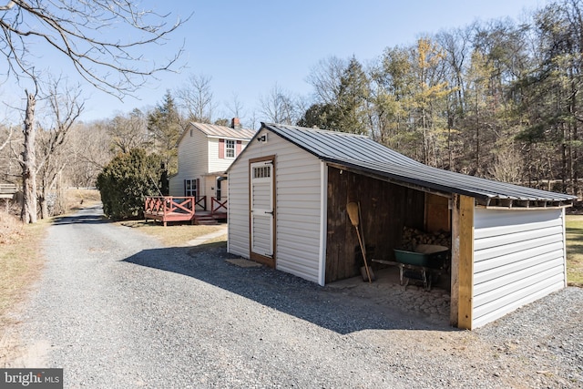 view of outdoor structure featuring an outbuilding