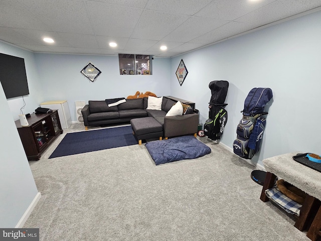 living area featuring carpet, a drop ceiling, baseboards, and recessed lighting