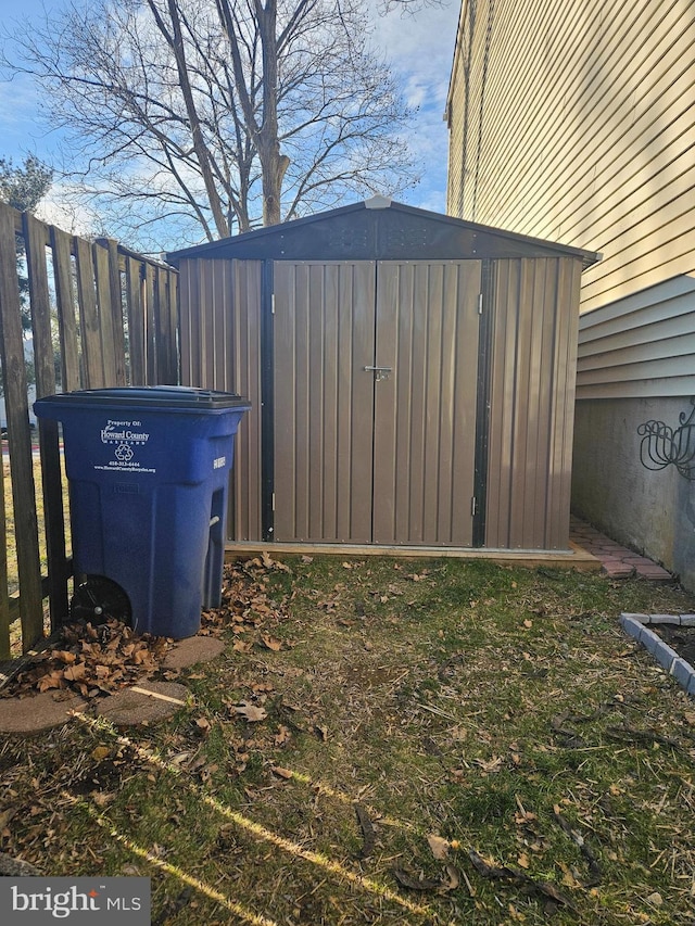 view of yard with a storage unit and an outdoor structure