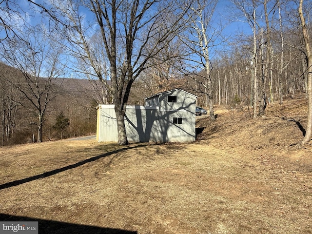 view of yard with an outdoor structure