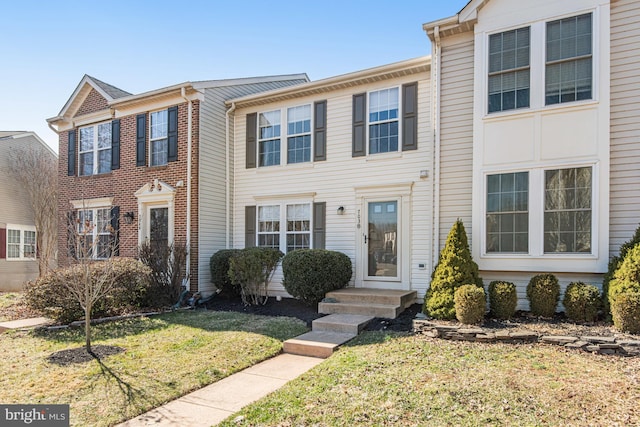 multi unit property featuring a front yard