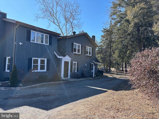 view of front of property featuring dirt driveway