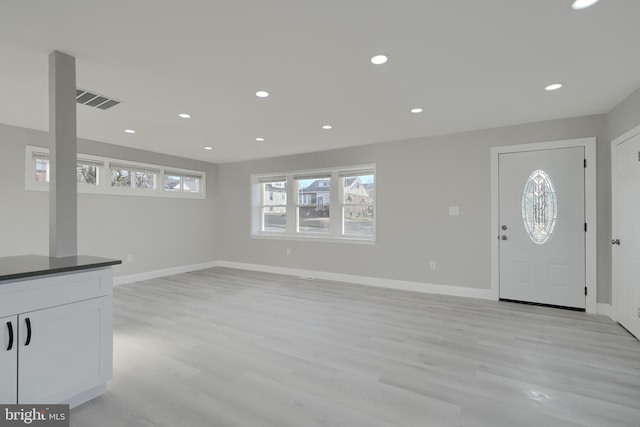 entrance foyer featuring light wood-style floors, recessed lighting, visible vents, and baseboards