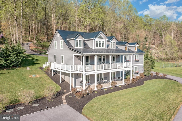 view of front facade featuring aphalt driveway and a front lawn