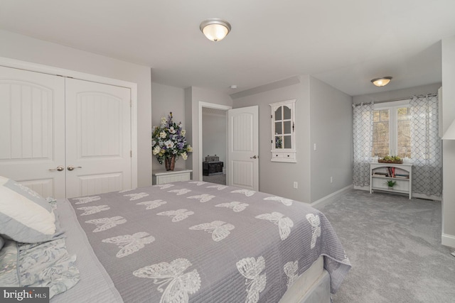 bedroom featuring a closet, baseboards, and carpet flooring