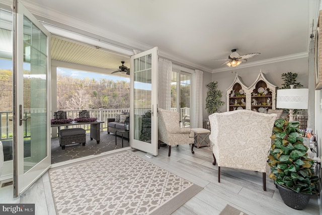 sunroom / solarium featuring a ceiling fan