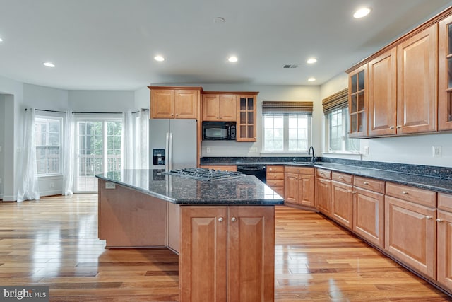 16309 Sandy Ridge Ct, Woodbridge, VA 22191 - kitchen with black appliances, plenty of natural light, a sink, a center island, and recessed lighting