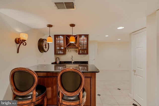 bar featuring visible vents, decorative light fixtures, a sink, recessed lighting, and indoor wet bar