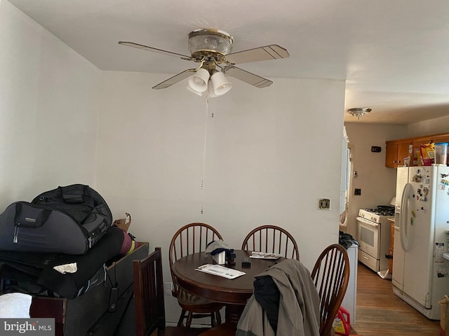 dining space with dark wood-style floors and ceiling fan