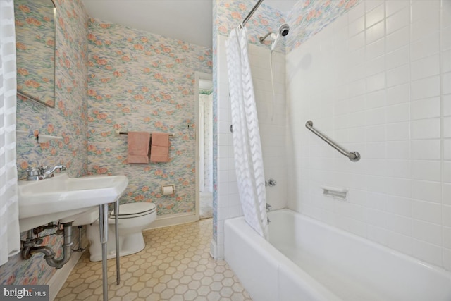 full bathroom featuring baseboards, shower / bathtub combination with curtain, toilet, and wallpapered walls