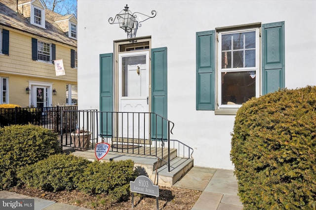 property entrance featuring stucco siding