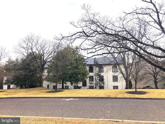 view of front of house with a front yard