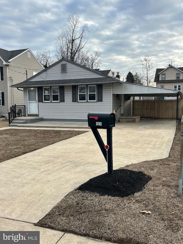 view of front of house with driveway