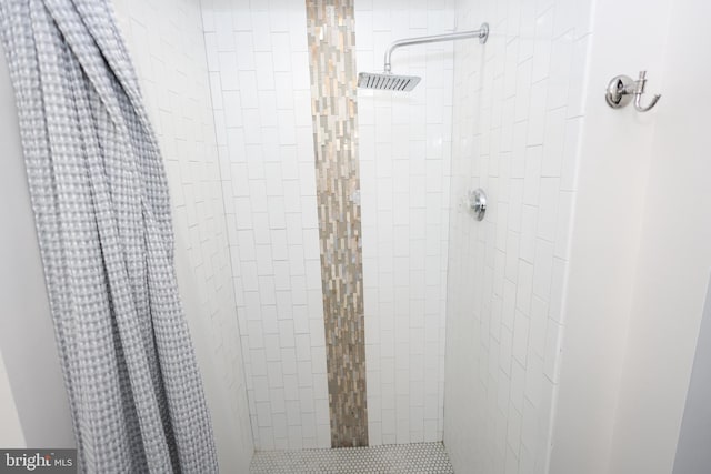 bathroom featuring a tile shower