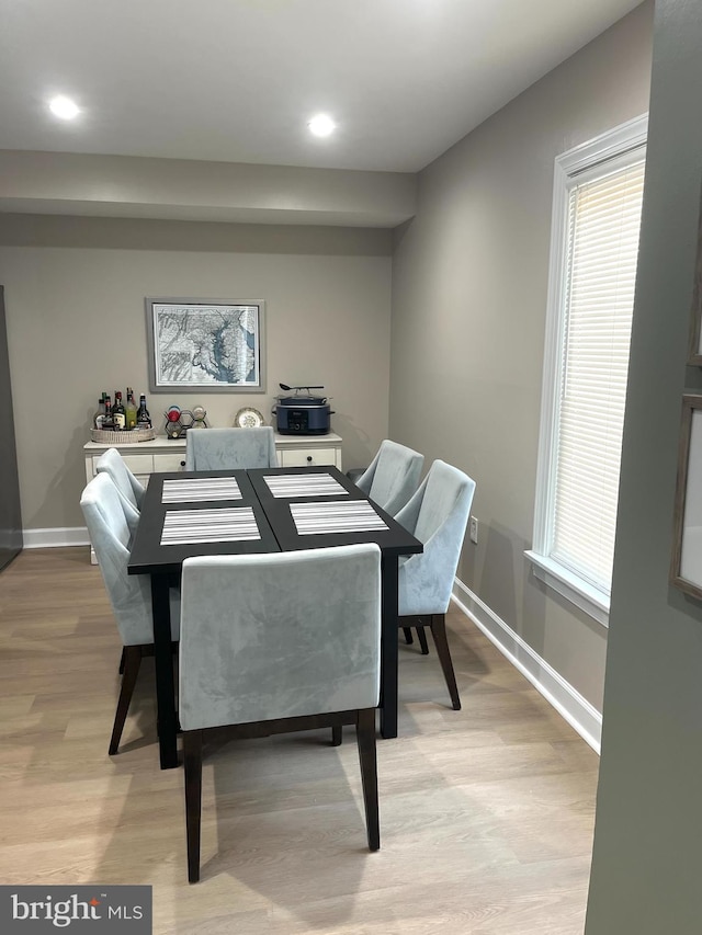 dining space featuring light wood-style flooring, baseboards, and recessed lighting