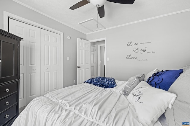 bedroom featuring crown molding, a textured ceiling, a ceiling fan, and a closet