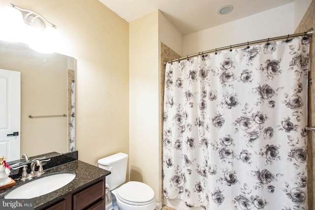 full bath featuring vanity, a shower with shower curtain, and toilet