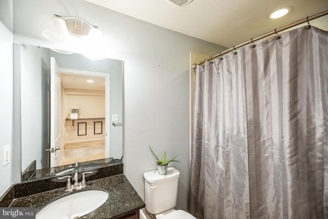 full bathroom with recessed lighting, toilet, vanity, and a shower with curtain