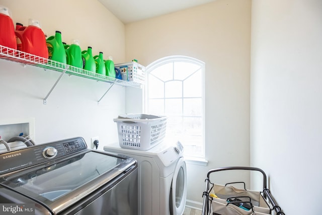 laundry room with laundry area, independent washer and dryer, and baseboards